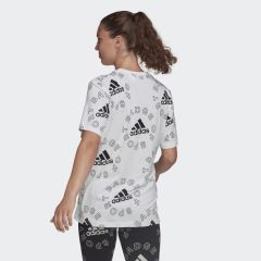 adidas ESSENTİALS LOGO ALLOVER BASKILI T-SHİRT HC9186
