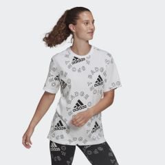 adidas ESSENTİALS LOGO ALLOVER BASKILI T-SHİRT HC9186